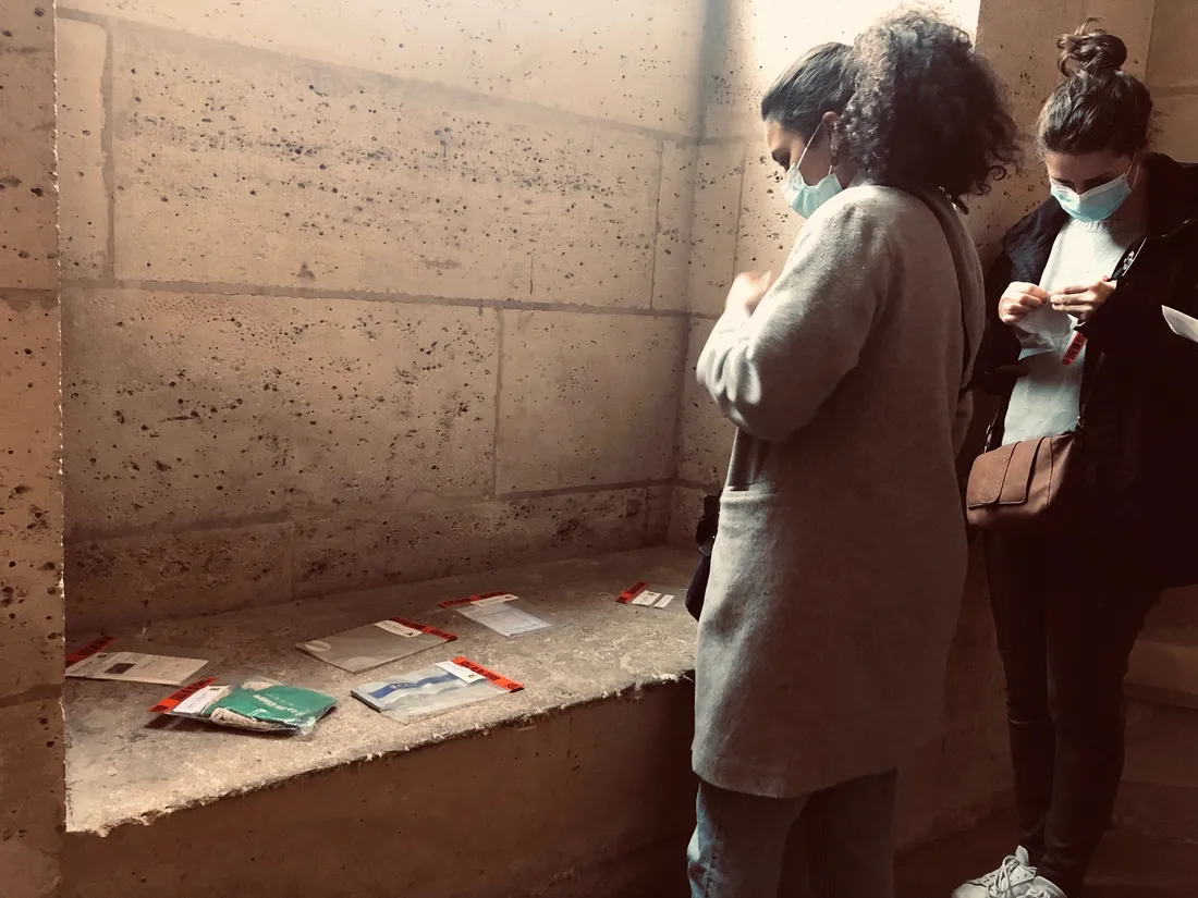 Des participants mènent l'enquête au sein de la Conciergerie.